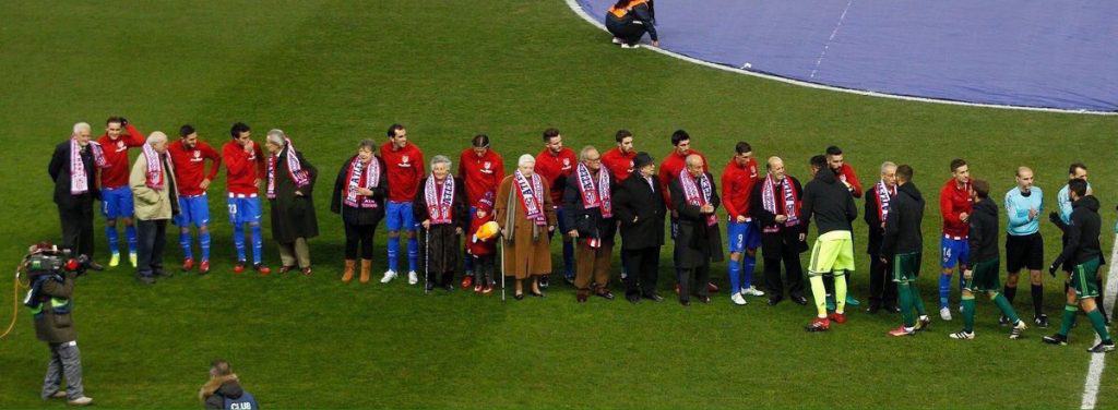 Piłkarze Atletico i najstarsi kibice tego klubu