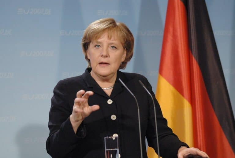 Merkel znowu straszy Węgry