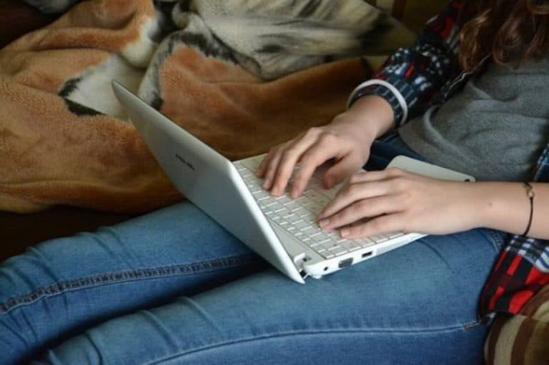Zdalne sesje egzaminacyjne na wielu uczelniach w związku z pandemią koronawirusa