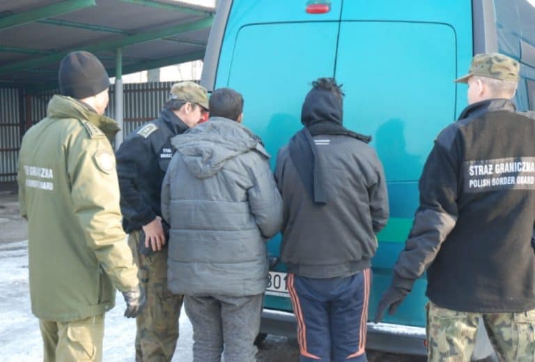 Afgańczycy ukryci w naczepie ciężarówki