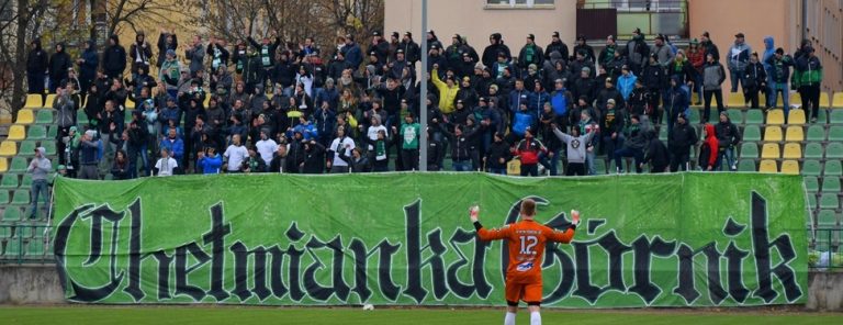 Policja ściga kibiców… za stanie na krzesłach