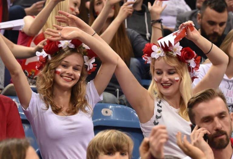 Polska jako pierwsza na świecie zrówna płace kobiet i mężczyzn. Najnowczy raport PwC