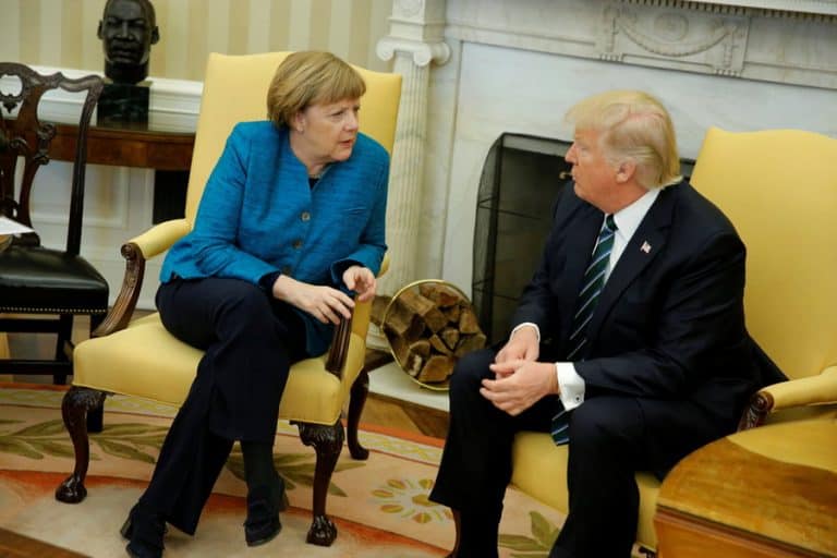 Donald Trump upokorzył Angele Merkel i nie podał jej ręki (VIDEO)