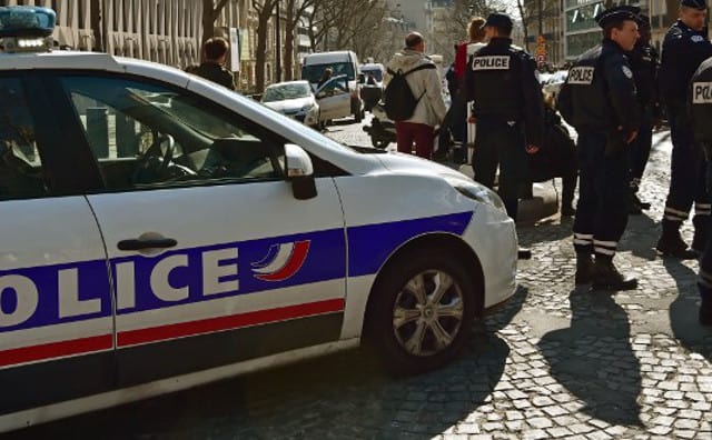 Godzina policyjna będzie obowiązywać we Francji do ...