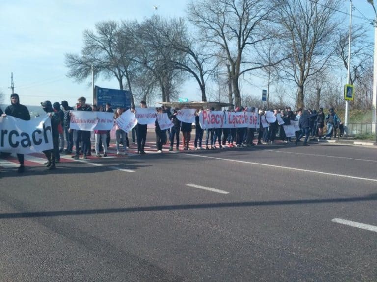 Akcja ukraińskich Polaków czy prowokacja – film z dzisiejszej akcji w Grzędach na Ukrainie