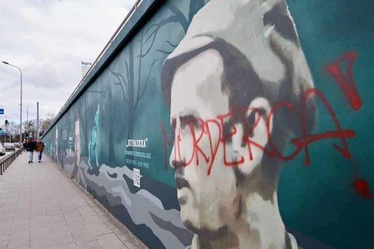 Polskojęzyczna wspólnota rozbójnicza w akcji – zniszczono mural przy Alei Żołnierzy Wyklętych