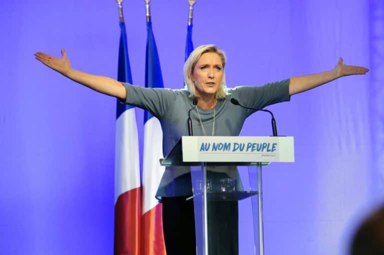 Marine Le Pen dogania Emmanuela Macrona w sondażach wyborczych