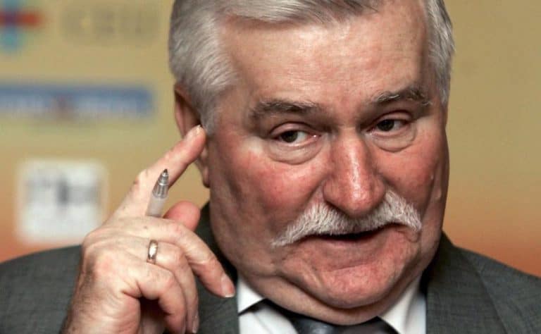 Lech Wałęsa grozi policjantom użyciem broni