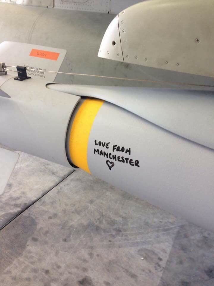Royal Air Force zdobią swoje bomby spadające na Państwo Islamskie napisem: „pozdrowienia z Manchesteru”