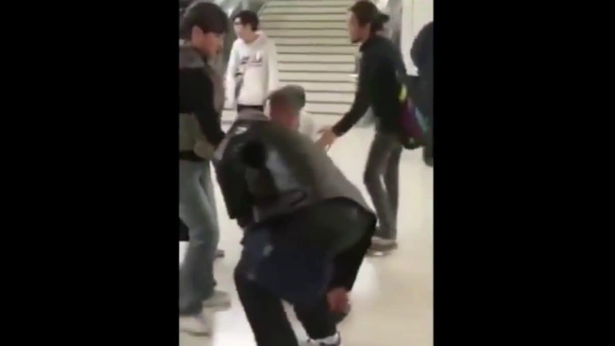 Mieszkańcy Hong Kongu odpierają atak agresywnych muzułmanów w metrze (VIDEO)