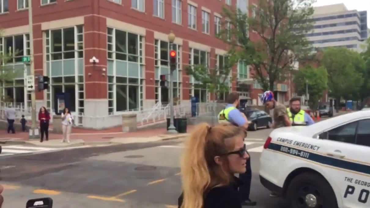 USA: Lewak z Antify atakuje zwolennika Donalda Trumpa. Zostaje aresztowany po 15 sekundach (VIDEO)