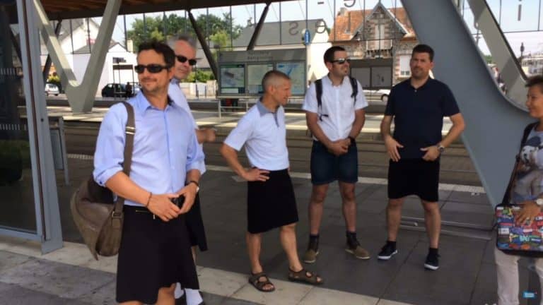 Francuscy kierowcy w ramach protestu przyszli do pracy w… spódnicach