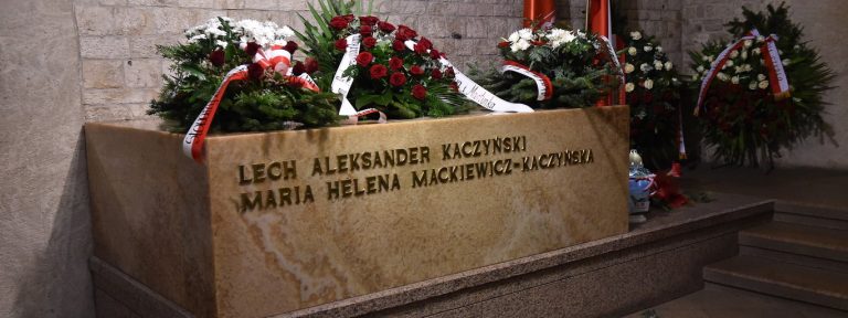 W trumnie prezydenta Lecha Kaczyńskiego znaleziono szczątki należące do dwóch innych ciał
