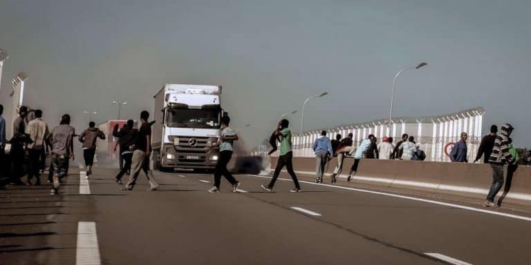 Kierowca polskiej furgonetki zginął pod Calais przez imigrantów