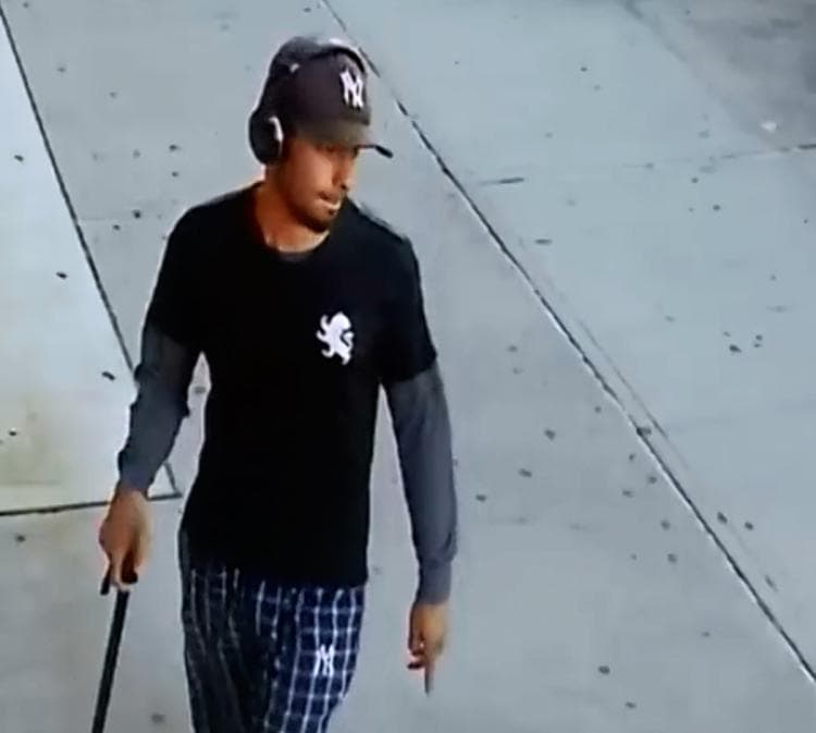 USA: Bandyta uderzył kijem starszego mężczyznę. Reakcja ludzi była natychmiastowa (VIDEO)
