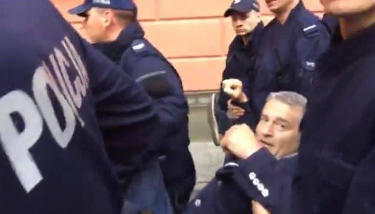 Frasyniuk atakuje policjantów na Marszu Pamięci po czym szybko zostaje spacyfikowany