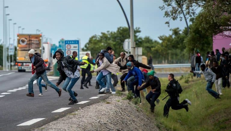 Sąd: migrantom koczujących w Calais należy zapewnić dostęp do wody pitnej, sanitariatów i pryszniców