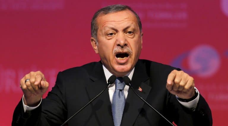 Erdogan grozi obcinaniem głów puczystom