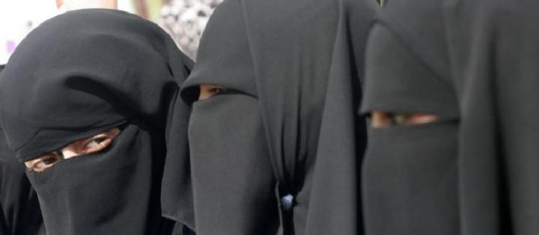 W Belgii wprowadzono zakaz noszenia buerek. Europejski Trybunał Praw Człowieka uznał go za legalny