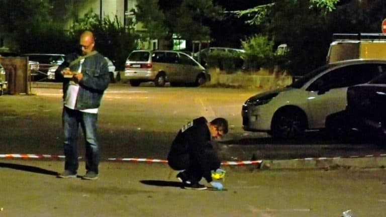 Strzały pod meczetem we Francji