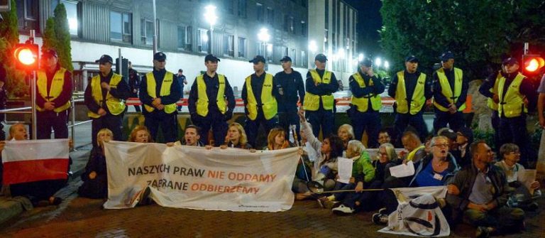 Mocno „zmęczony” lider Obywateli RP podczas protestu pod sejmem /film/