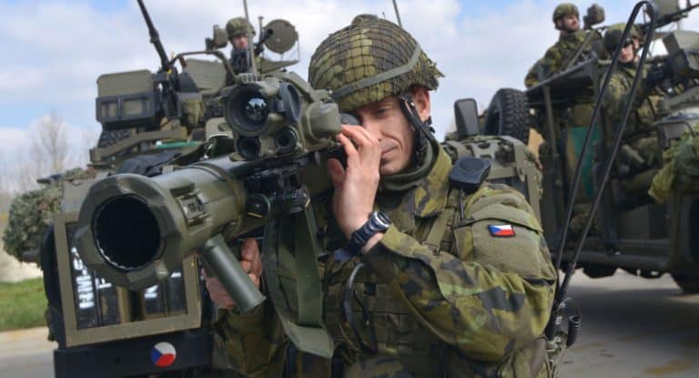 Czechy znacząco zwiększają wydatki zbrojeniowe oraz stan liczebny armii