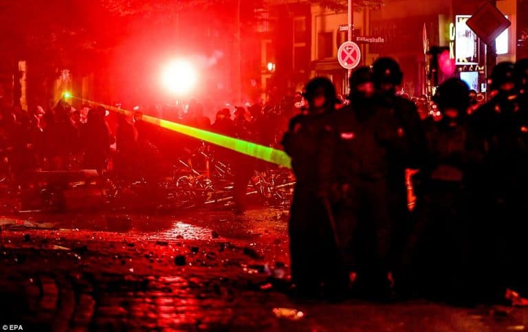 Kolejna noc w Hamburgu pod znakiem zadym i plądrowania sklepów…