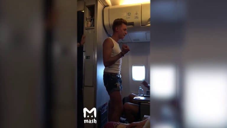 Podczas lotu jeden z pasażerów krzyczał, że „Rosja to gów…” Reakcja była natychmiastowa