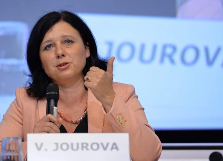 Komisja Europejska grozi wstrzymaniem dotacji regionom, które przyjęły uchwały o strefach wolnych od LGBT