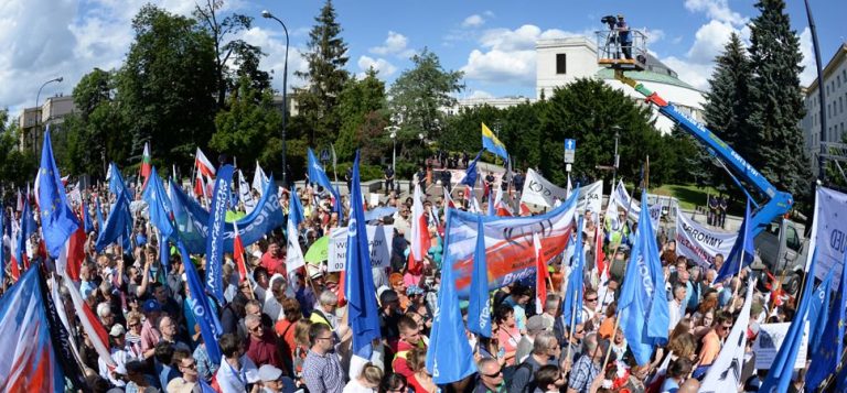 Totalna klapa frekwencyjna na manifestacji totalnej opozycji