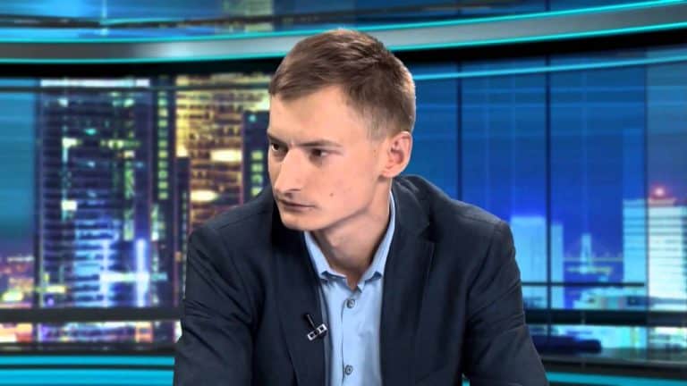 MSWiA prześwietli Bartosza Kramka z Fundacji Otwarty Dialog, m.in. jego koncesję na obrót bronią i amunicją