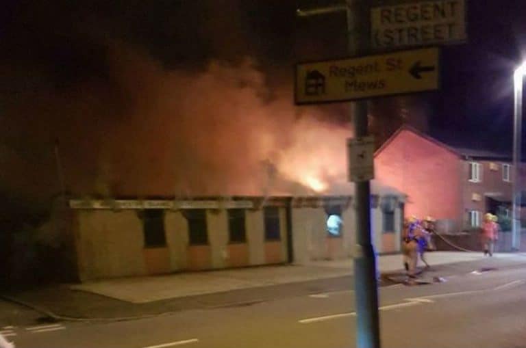 Podpalono meczet w Manchesterze, wcześniej wrzucono do niego dwie świńskie głowy