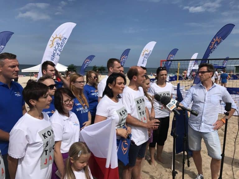 Totalny odlot – politycy PO łażą po plaży i nagabują plażowiczów