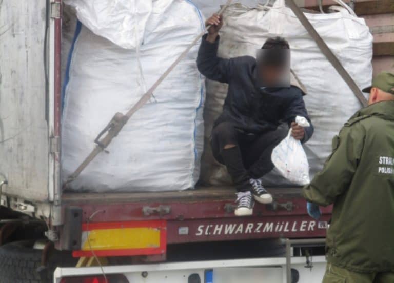 Imigrant ukryty w naczepie ciężarówki