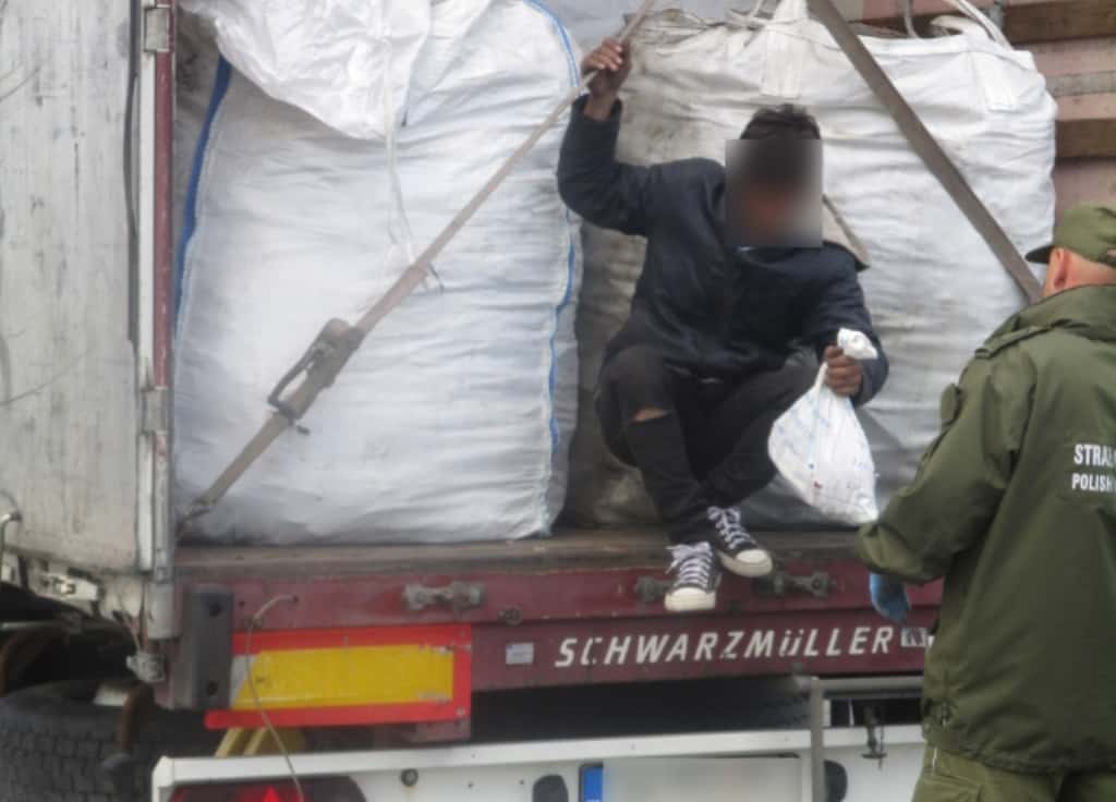 Imigrant ukryty w naczepie ciężarówki