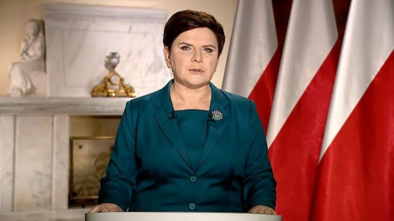 „Agresja i frustracja elit III RP nie zatrzyma procesów naprawczych” – powiedziała w orędziu premier Beata Szydło