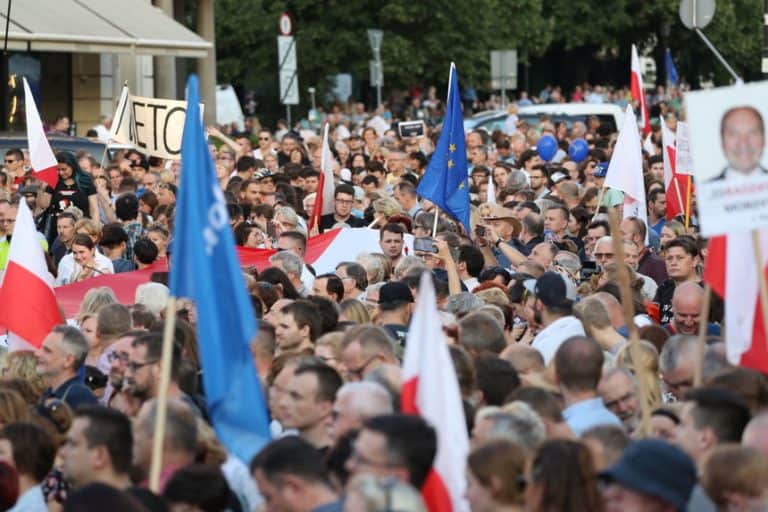 14 tysięcy osób na manifestacji przeciwników PiS w Warszawie