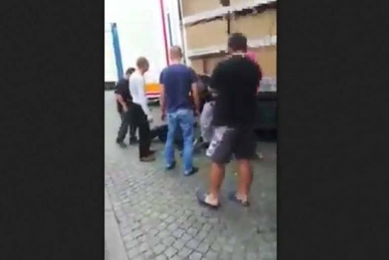 Polscy kierowcy pod Calais rozprawili się z imigrantami /film/
