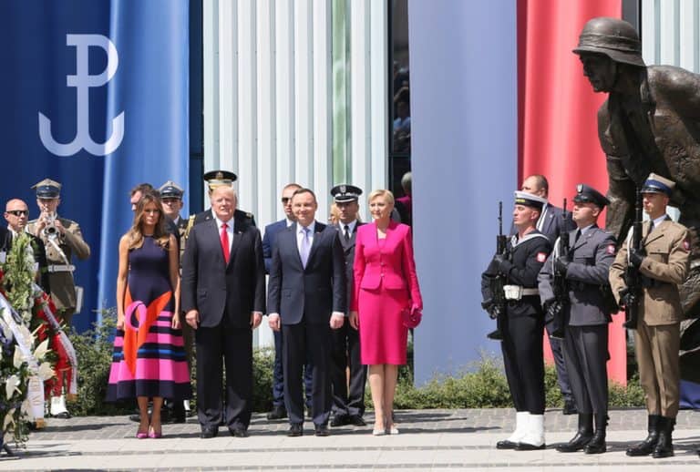 Prezydent Trump pod Pomnikiem Powstania Warszawskiego (relacja TVP Info)