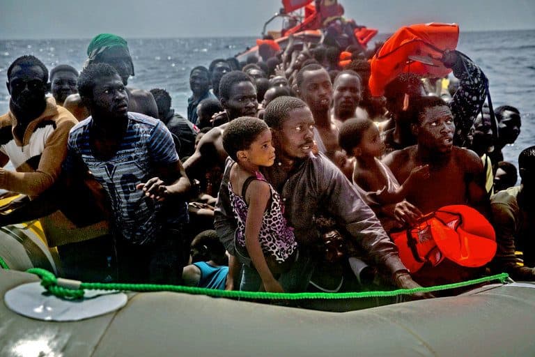 Włosi wyślą okręty na libijskie wody terytorialne, by zawracać łodzie z migrantami