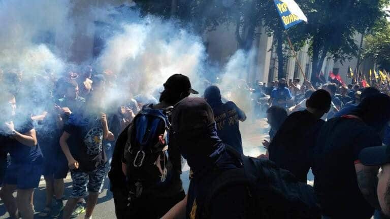 Starcia protestujących z policją pod budynkiem Rady Najwyższej Ukrainy