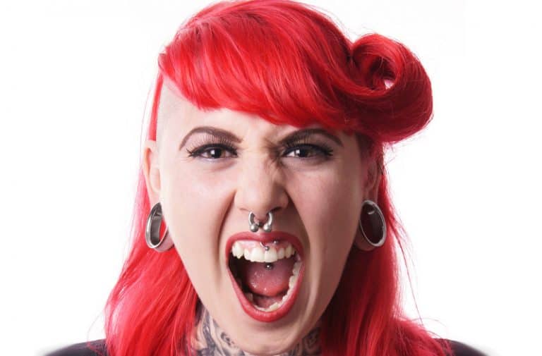 Włochy: Feministka postanowiła prowokacyjnie przejść się po mieście nago by udowodnić panowanie seksizmu wśród Włochów. Została napastowana przez imigrantów (VIDEO)