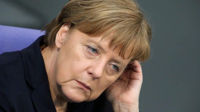 Niemcy masowo zgłaszają do prokuratury zawiadomienia o dopuszczeniu się zdrady stanu przez Angelę Merkel