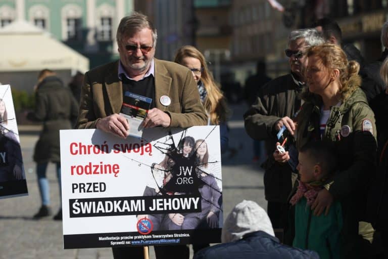 W Warszawie odbył się protest przeciwko świadkom Jehowy zorganizowany przez byłych członków tej organizacji (VIDEO)