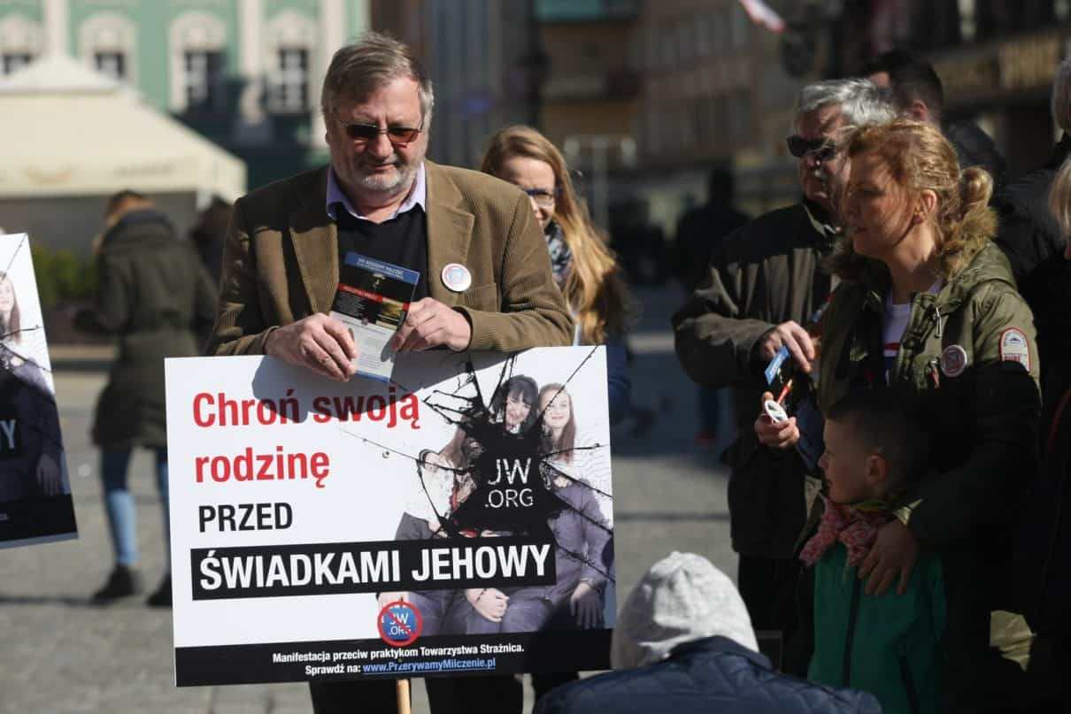W Warszawie odbył się protest przeciwko świadkom Jehowy zorganizowany przez byłych członków tej organizacji (VIDEO)