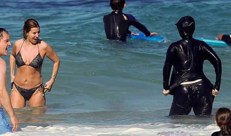 Szwedzka gmina finansuje zakup burkini dla uczących się pływać muzułmanek