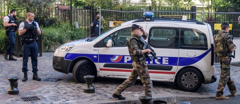 W imigranckim getcie pod Paryżem znaleziono wyrzutnie rakiet przeciwpancernych