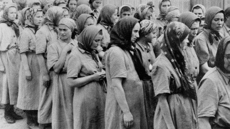 Narodowe Muzeum Żydów w Amsterdamie wystawiło ekspozycję, w której pojawia się określenie: „polski obóz pracy”