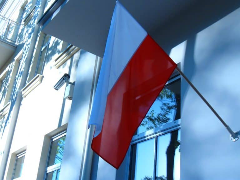 Grupa pijanych Niemców sprofanowała w Warszawie polską flagę