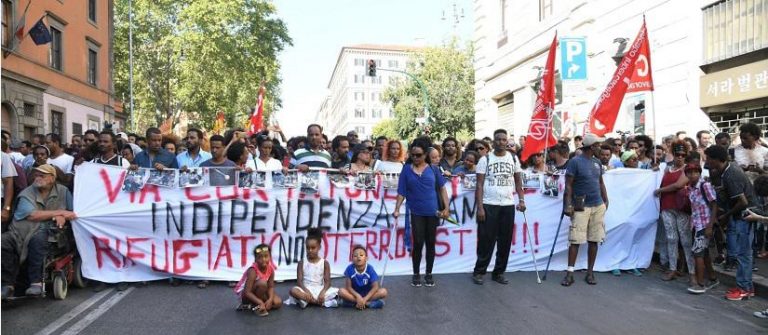 „Chcemy domów” – protest imigrantów wspieranych przez lewaków w Rzymie